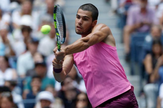 Carlos Alcaraz devuelve un punto a Lehecka en el US Open (FOTO: EFE).