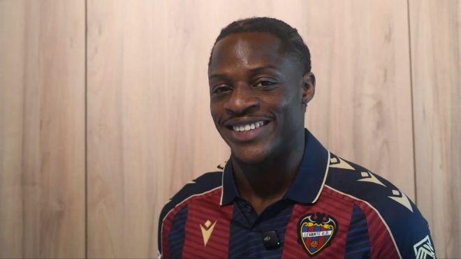 Etta Eyong en su primera entrevista con el Levante.