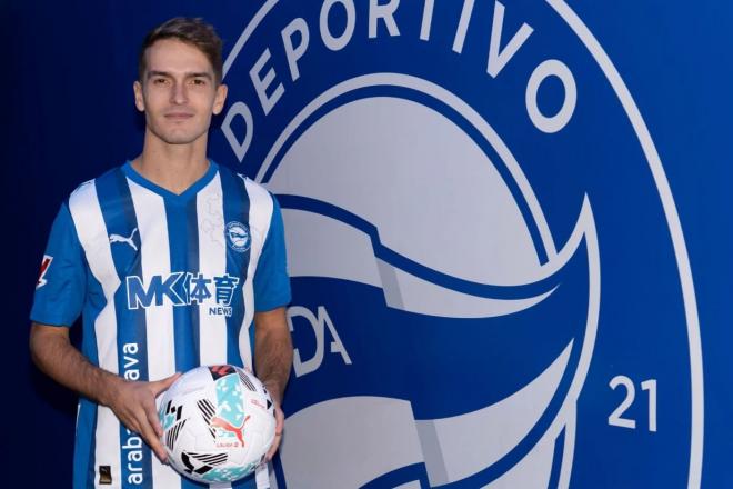Denis Suárez, durante su presentación con el Deportivo Alavés (Foto: X).