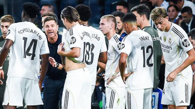 Xabi Alonso dando instrucciones a los jugadores del Madrid (Cordon Press)