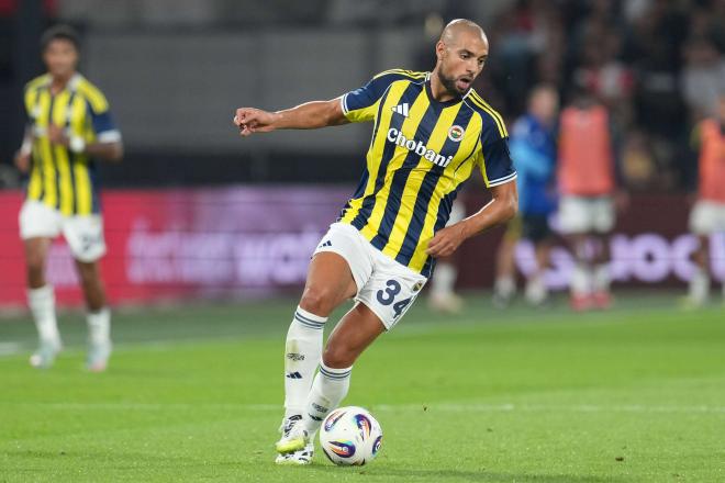 Sofyan Amrabat conduce el balón en un partido del Fenerbahce (Foto: Cordon Press).