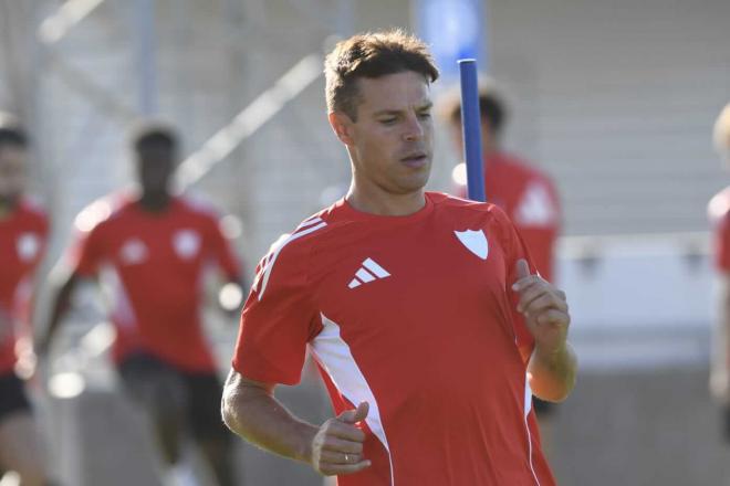 César Azpilicueta se ejercita con el Sevilla. (Foto: Kiko Hurtado)