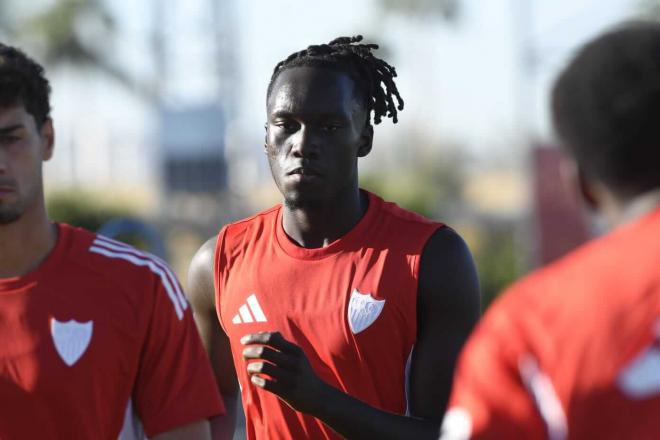 Batista Mendy se ejercita con el Sevilla. (Foto: Kiko Hurtado)