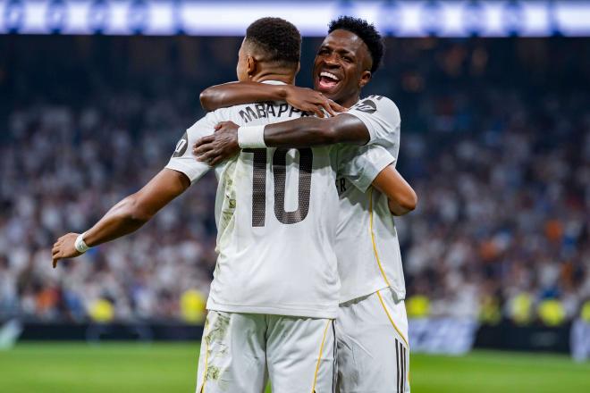 Mbappé y Vinicius celebrando un gol con un abrazo (Cordon Press)