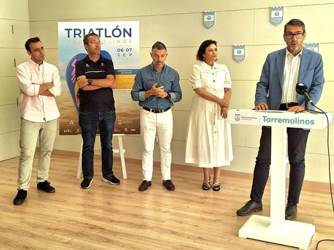 La representación institucional, durante el acto de presentación en el Ayuntamiento de Torremolin