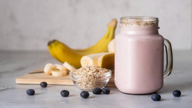 Batido de plátano, arándanos y avena (Foto: Freepik)