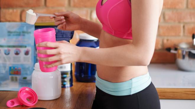 Mujer con ropa deportiva preparándose un batido (Foto: Freepik)