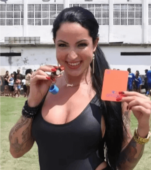 Elisa Sánchez posando con una tarjeta roja (Foto: Globo Sporte)