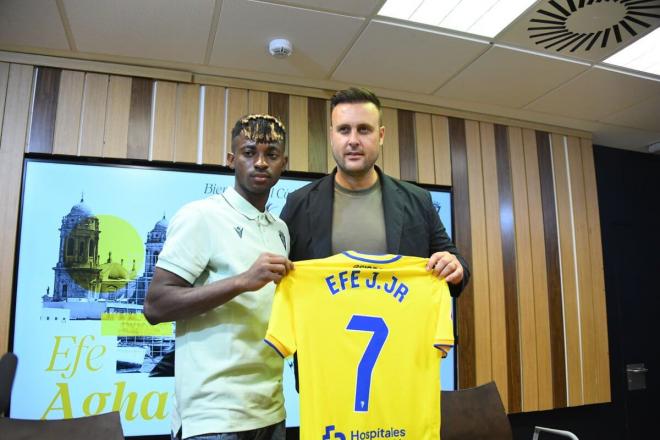 Efe Aghama posa con Juan Cala como nuevo jugador del Cádiz (Foto: CCF).