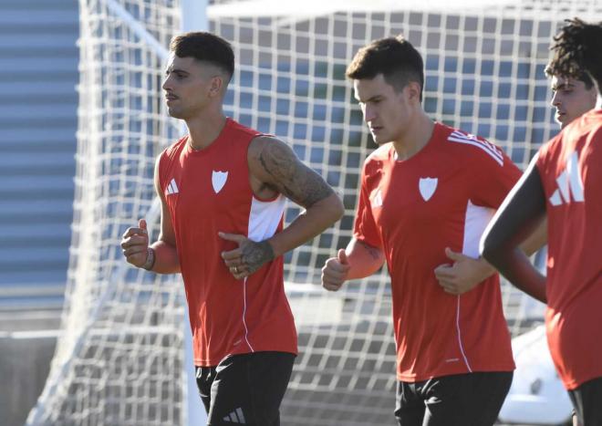 Fabio Cardoso y Andrés Castrín, entrenando con el Sevilla (Foto: Kiko Hurtado).