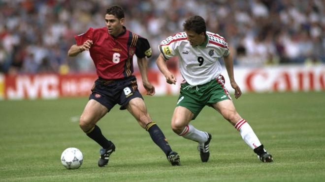 Fernando Hierro, con el balón en el España-Bulgaria de la Euro 96 (Foto: EFE).