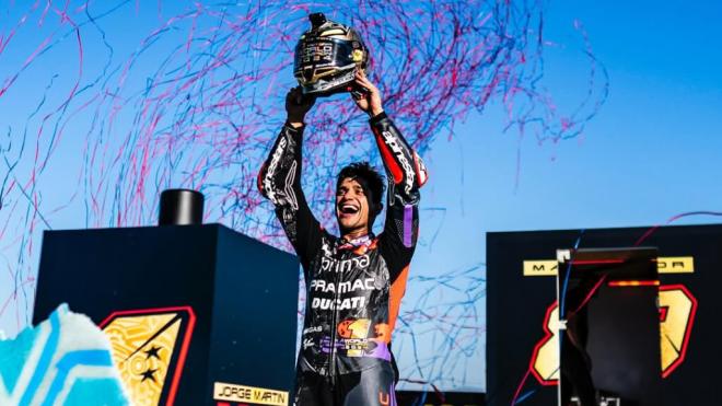 Jorge Martín, coronándose Campeón de MotoGP en 2024 (Foto: @89jorgemartin).