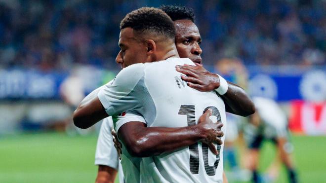 Kylian Mbappé abrazándose con Vinicius (Cordon Press)