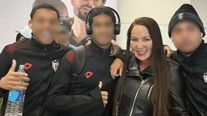 Tres canteranos posan con Elisa Sanches (Foto: Globo Sporte)