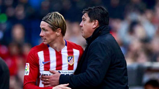 'Mono' Burgos saluda a Fernando Torres tras un partido (foto: Fernando Torres X).