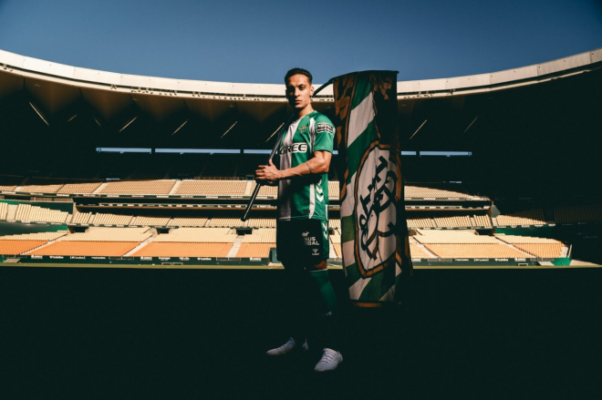 Antony posa con una bandera en La Cartuja. (Foto: Real Betis)