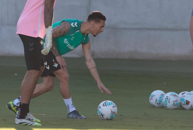Antony, en su primer entrenamiento con el Betis (Foto: Kiko Hurtado).