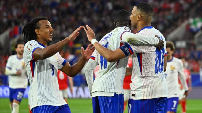 Jules Koundé celebrando con Kylian Mbappé (Fuente: Cordon Press)