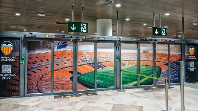 Las puertas del Aeropuerto de Manises con el Nou Mestalla (Foto: Valencia CF)