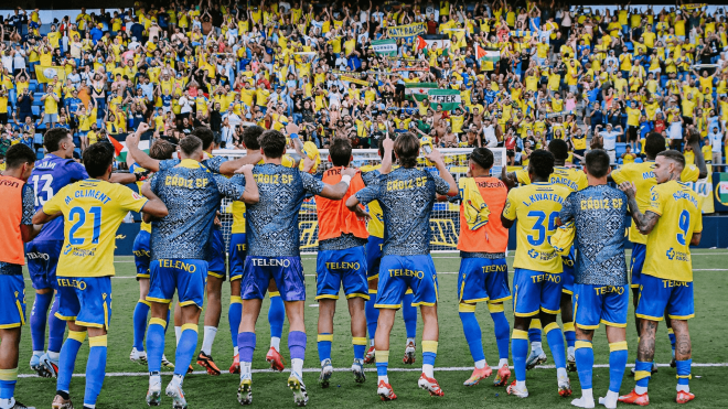 Los jugadores del Cádiz celebran un triunfo con su afición (Foto: CCF).