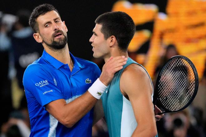 Saludo amistoso entre Novak Djokovic y Carlos Alcaraz (Foto: CordonPress).