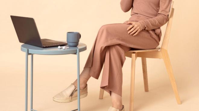 Mujer sentado en una silla con las piernas cruzadas (Foto: Freepik)