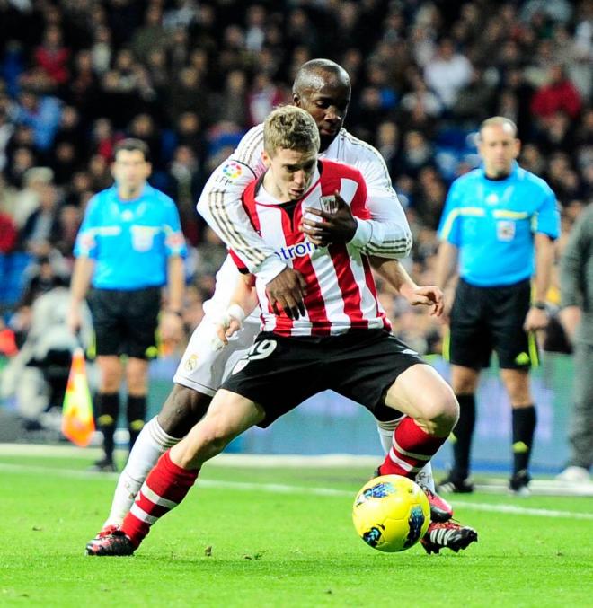 Lass Diarra pugna por un balón junto a Iker Muniain. (Foto: Cordon Press)