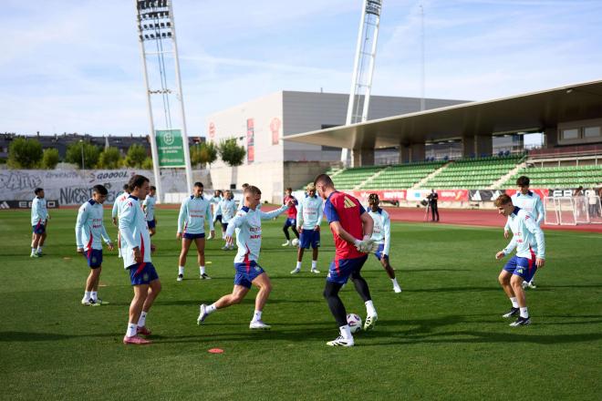Rondo en un entrenamiento de la Selección Española (Foto: @SeFutbol).