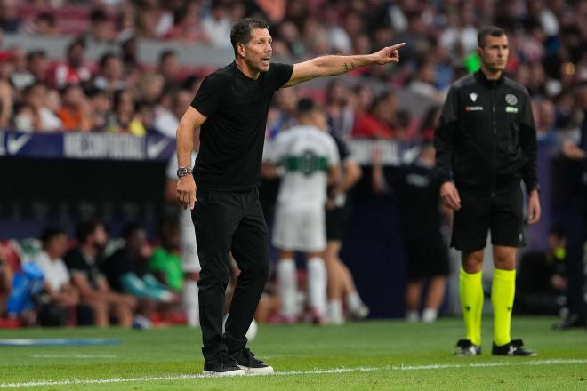 Simeone, con camiseta corta y pantalón ante el Elche (Cordon Press)