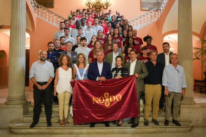 José Luis Sanz posa junto a las entidades participantes en el acuerdo.