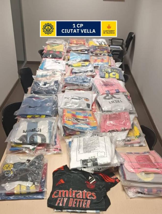 Camisetas incautadas por la policía local de Valencia