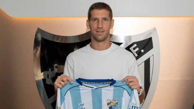 Darko Brasanac posa como nuevo jugador del Málaga (Foto: MCF).