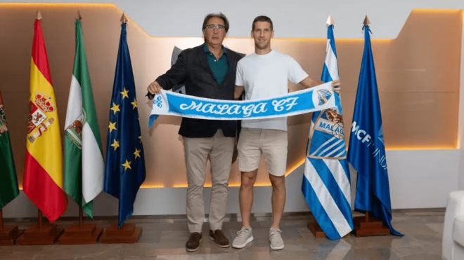 Darko Brasanac posa como nuevo jugador del Málaga (Foto: MCF).