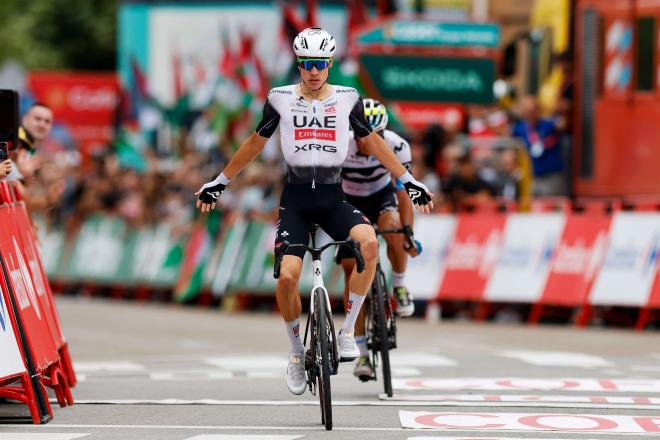 Juan Ayuso celebra su victoria en la etapa 12 de La Vuelta a España (Foto: @LaVuelta).