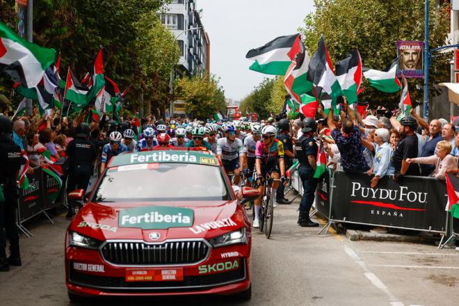 Banderas de Palestina ante el recorrido de La Vuelta en su etapa 12 (Foto: EFE).