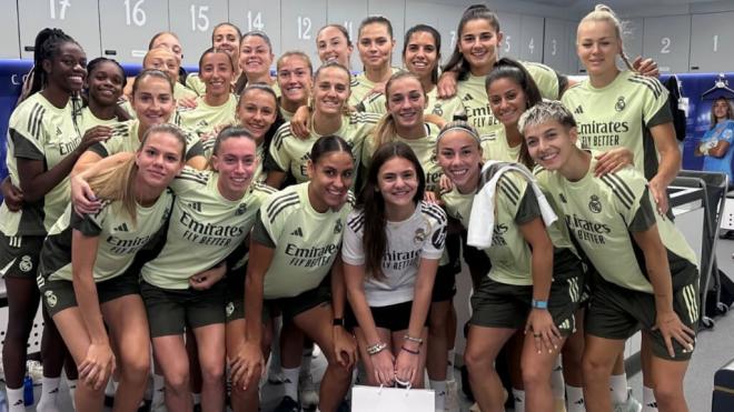 La plantilla del Real Madrid Femenino, junto a la hija de Xabi Alonso (Foto: Nagore Aramburu)