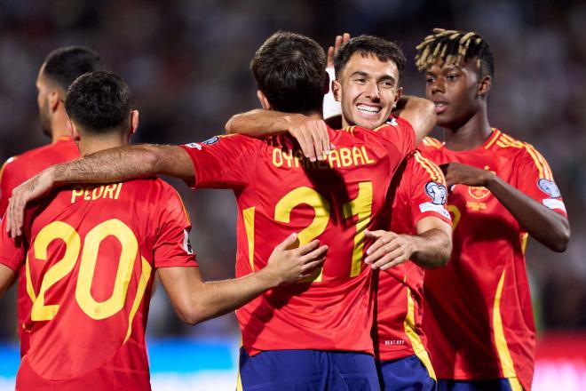 Martín Zubimendi abraza a Oyarzabal en el Bulgaria-España (Foto: @SeFutbol).
