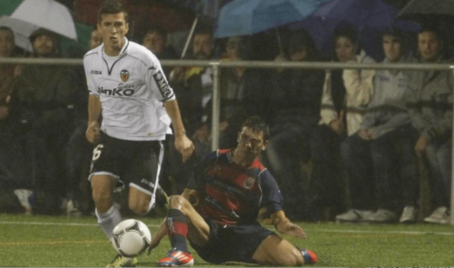 Gayà debuta ante el Llagostera en 2012 (Foto: Valencia CF)