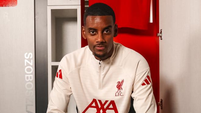 Isak, en su presentación con el Liverpool ('X' Liverpool)