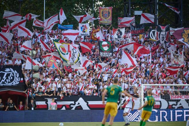 La afición del Rayo en la previa de Conference (Cordon Press)