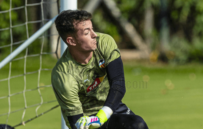 Julen Agirrezabala entrenando (Foto: Valencia CF)