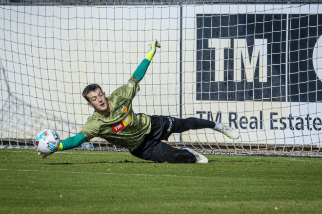 Julen Agirrezabala entrenando (Foto: Valencia CF)