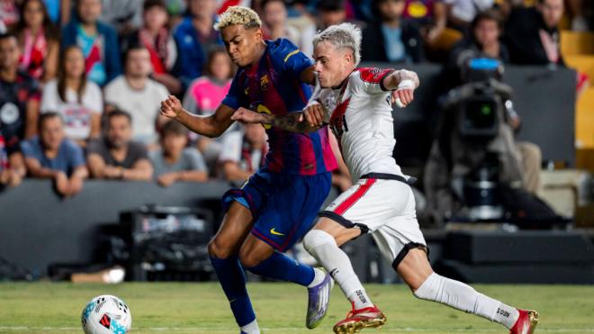 Lamine Yamal y Pep Chavarría en el Barcelona - Rayo Vallecano (Fuente: Cordon Press)
