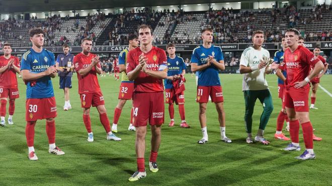 Los jugadores del Real Zaragoza saludan a su afición en Castellón (Foto: RZ).