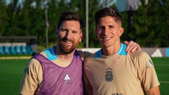 Leo Messi y Giuliano Simeone con la selección argentina (Fuente: X)