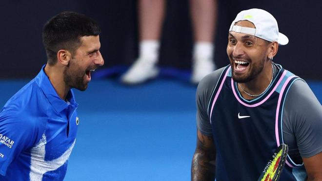 Novak Djokovic y Nick Kyrgios se ríen durante un partido de exhibición (Foto: Cordon Press).