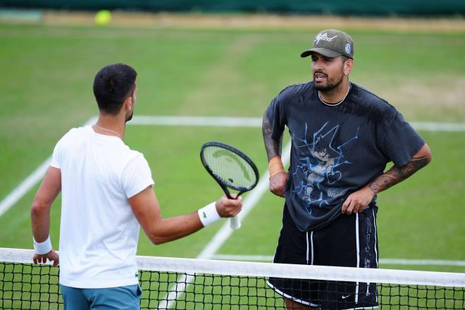 Novak Djokovic y Nick Kyrgios charlan en un entrenamiento (Foto: Cordon Press).