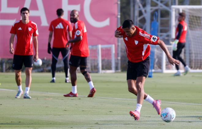 Alexis, en su primer entrenamiento con el Sevilla (Foto: Kiko Hurtado)