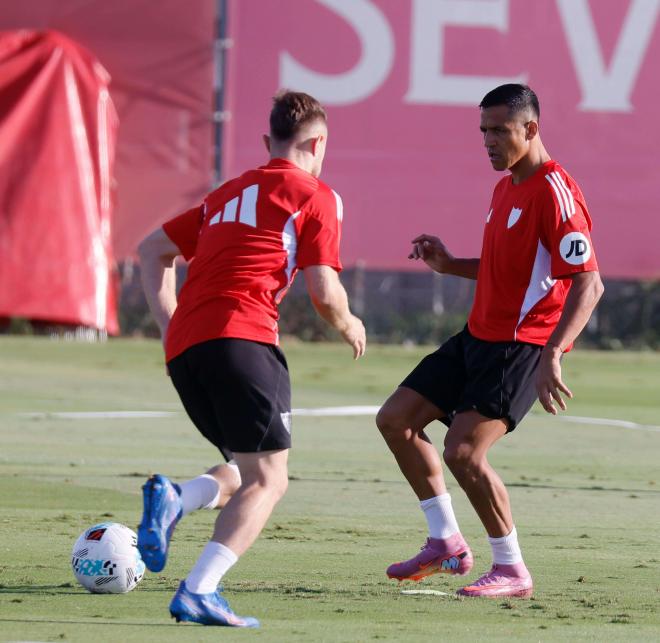 Alexis, en su primer entrenamiento con el Sevilla (Foto: Kiko Hurtado)