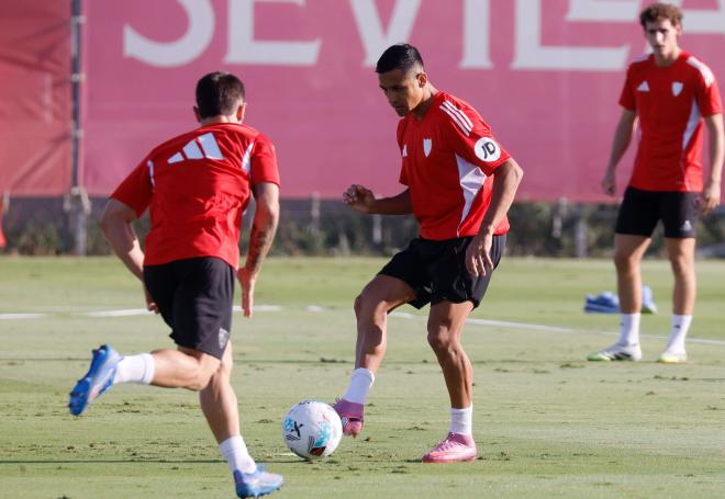 Alexis, en su primer entrenamiento con el Sevilla (Foto: Kiko Hurtado)